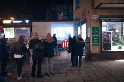 <p><strong>9.</strong> Mobile Cinema (Hareketli Sinema):  Stockholmdeki ArchFilmSthlm film festivali kapsamında Dis/order tarafından üretilen geçici bir kamusal yerleştirme,  2015. <br />Kaynak: www.disorder.nu [Erişim: 10.04.2020]